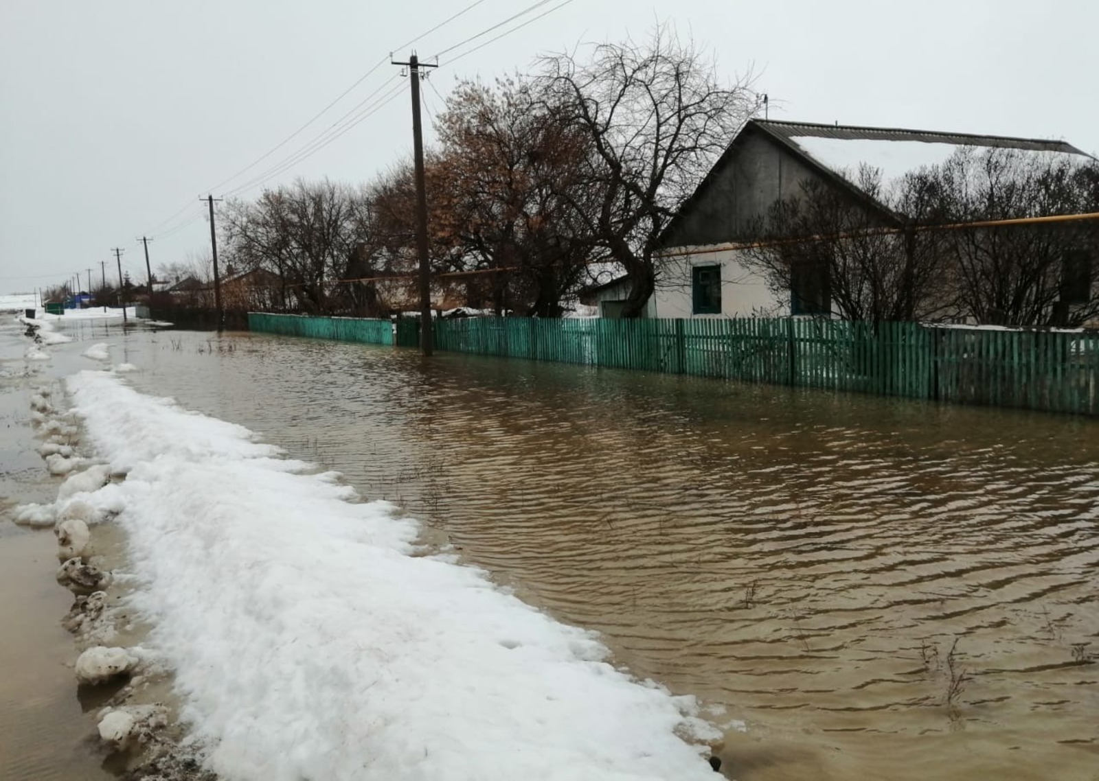 В Хайбуллинском районе Башкирии подтопило дороги и придомовые территории
