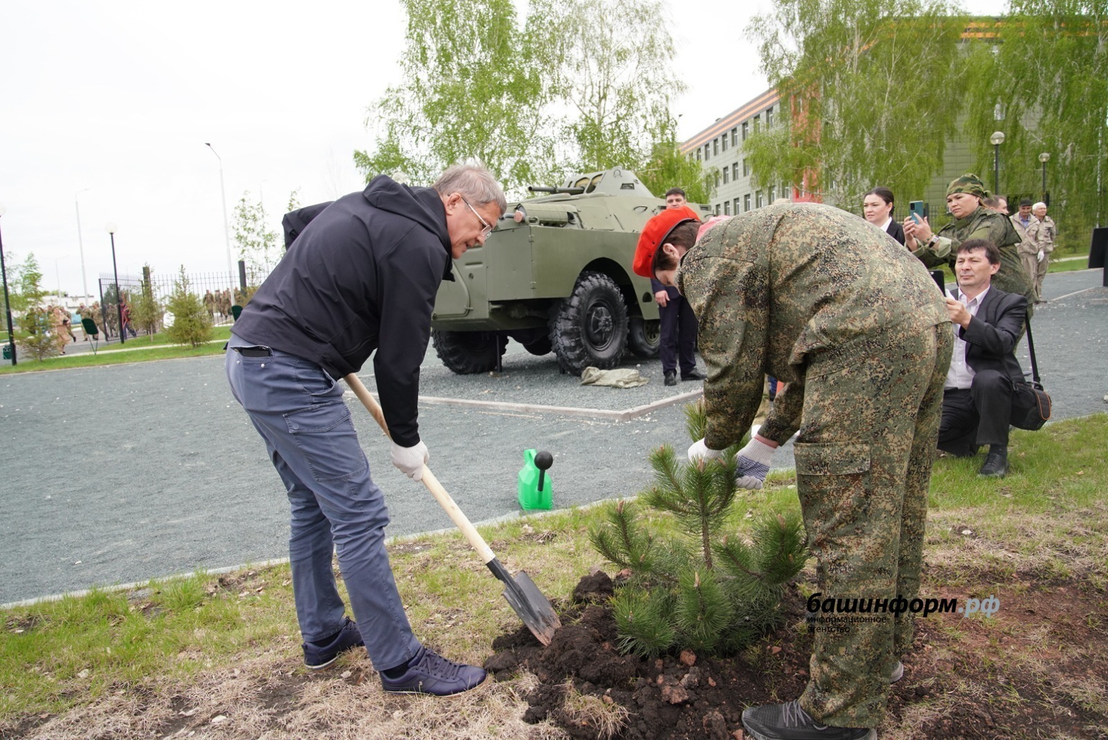 Глава Башкирии принял участие в эколого-патриотической акции «Сад памяти»
