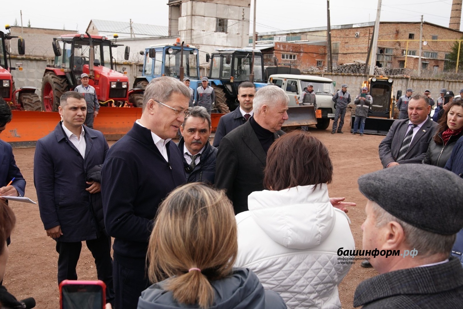 Радий Хабиров посетил центр комплексного обслуживания Миякинского района