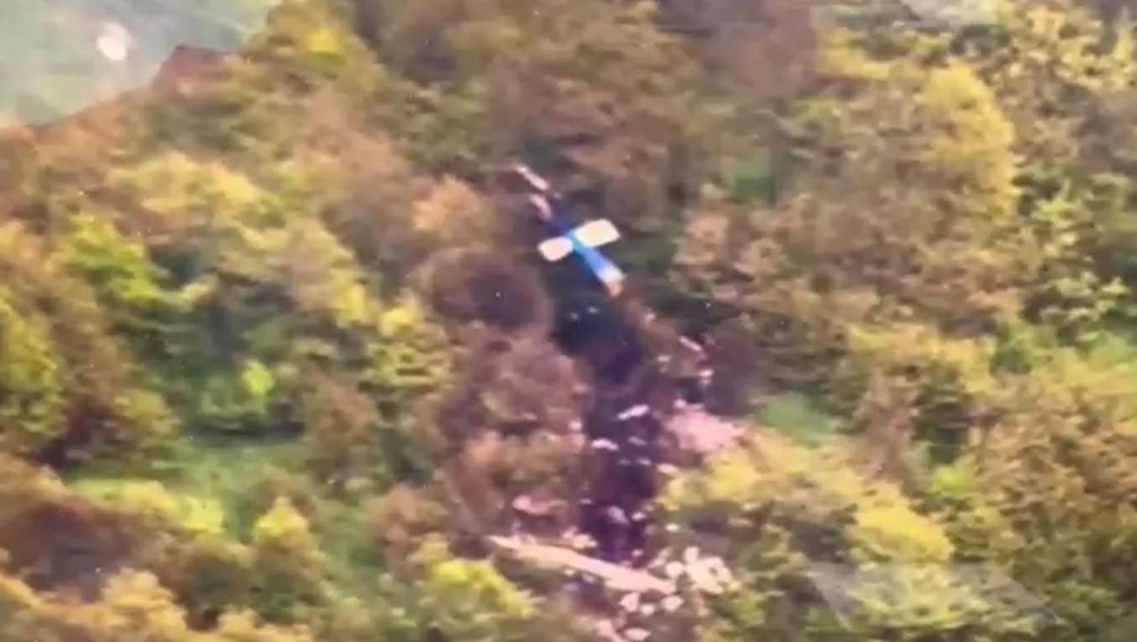 Кадры обломков вертолета президента РаисиФото:РЕН ТВ, телеграм